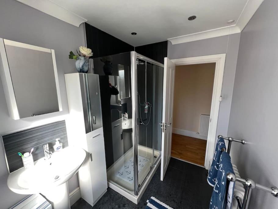 Fantastic 3 Bedroom Holiday Home Millport Exteriör bild